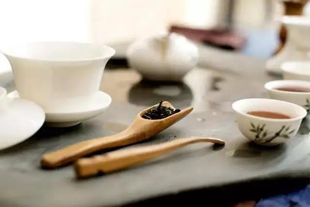 為什么有時喝茶嗓子會發(fā)干？